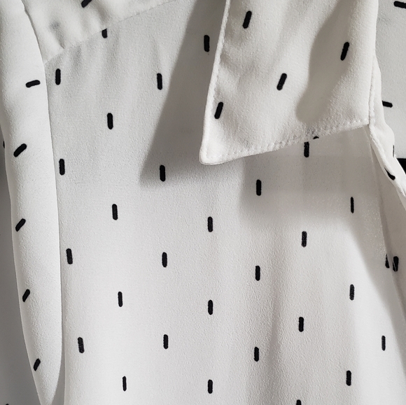 Flowy top. Elegant. Flatters all body types! - Picture 4 of 4